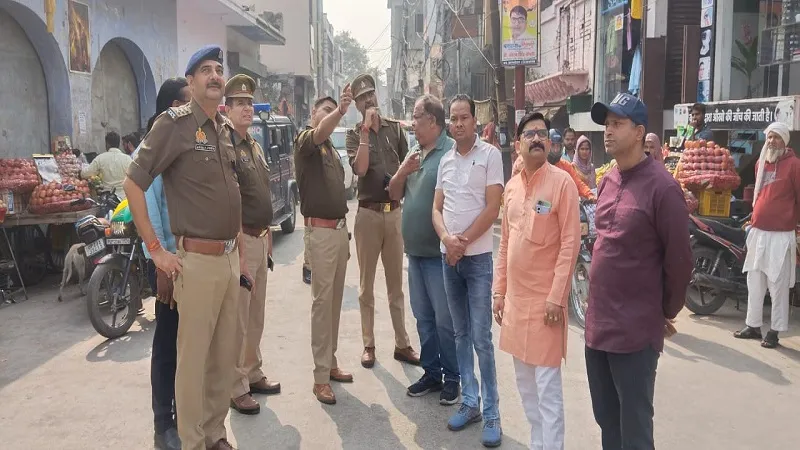 अमरोहा : दिवाली पर्व को लेकर अलर्ट पुलिस, व्यापारियों से कर रही संवाद