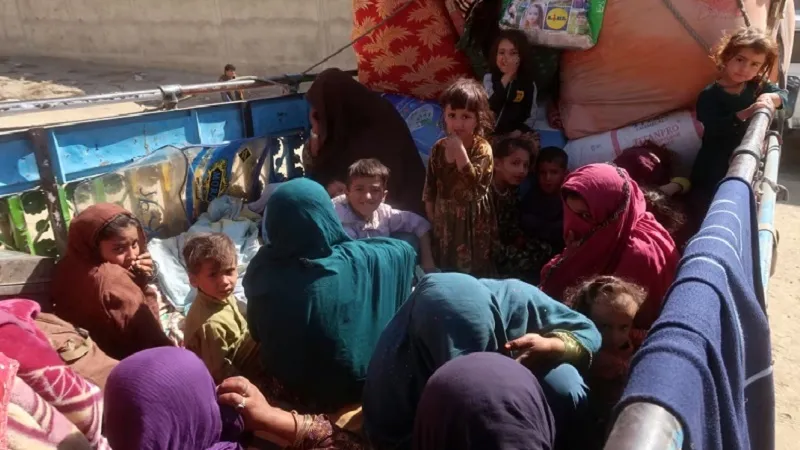 Pakistan: प्रवासियों पर कार्रवाई के बाद चार लाख से ज्यादा अफगान लोग लौटे घर