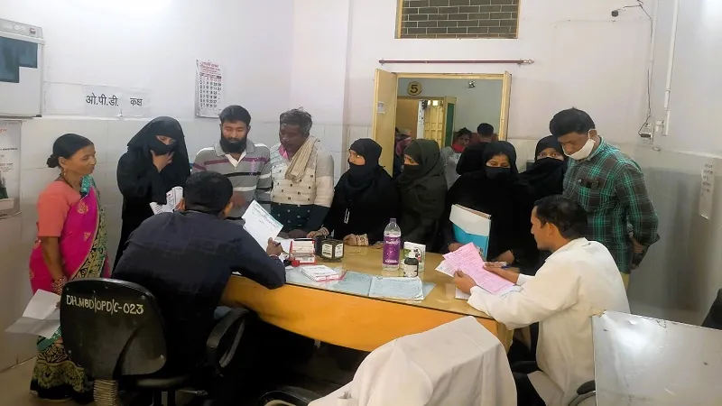 मुरादाबाद: जिला अस्पताल में समय से नहीं पहुंच रहे चिकित्सक, कराह रहे मरीज