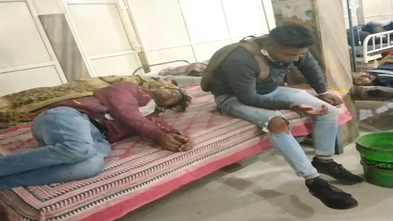 अमरोहा: सांड़ से टकरा कर बाइक सवार दो युवक घायल