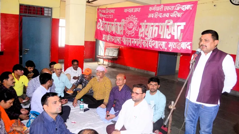 मुरादाबाद: मांगों को लेकर रोडवेज कर्मियों का धरना-प्रदर्शन, कार्यकर्ताओं ने दी आंदोलन की चेतावनी