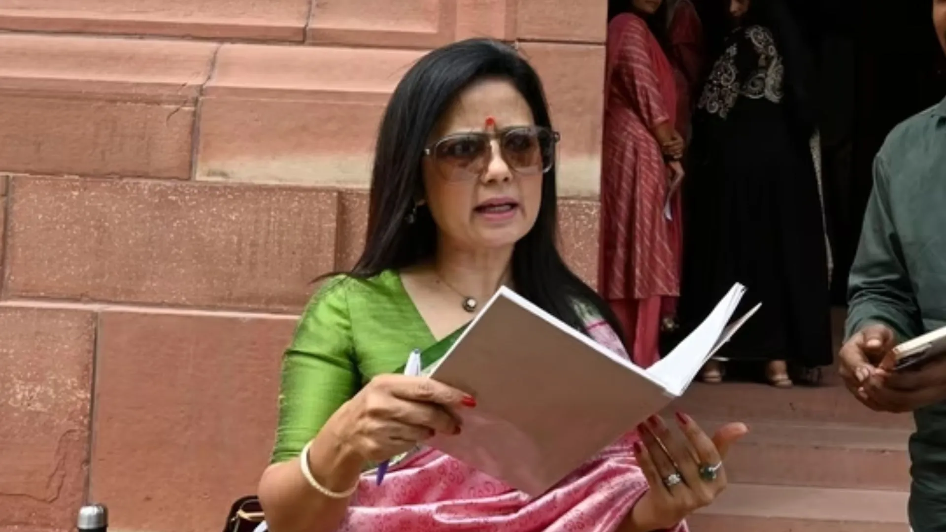 महुआ मोइत्रा के साथ विपक्षी सदस्य लोकसभा की आचार समिति की बैठक से निकले बाहर 