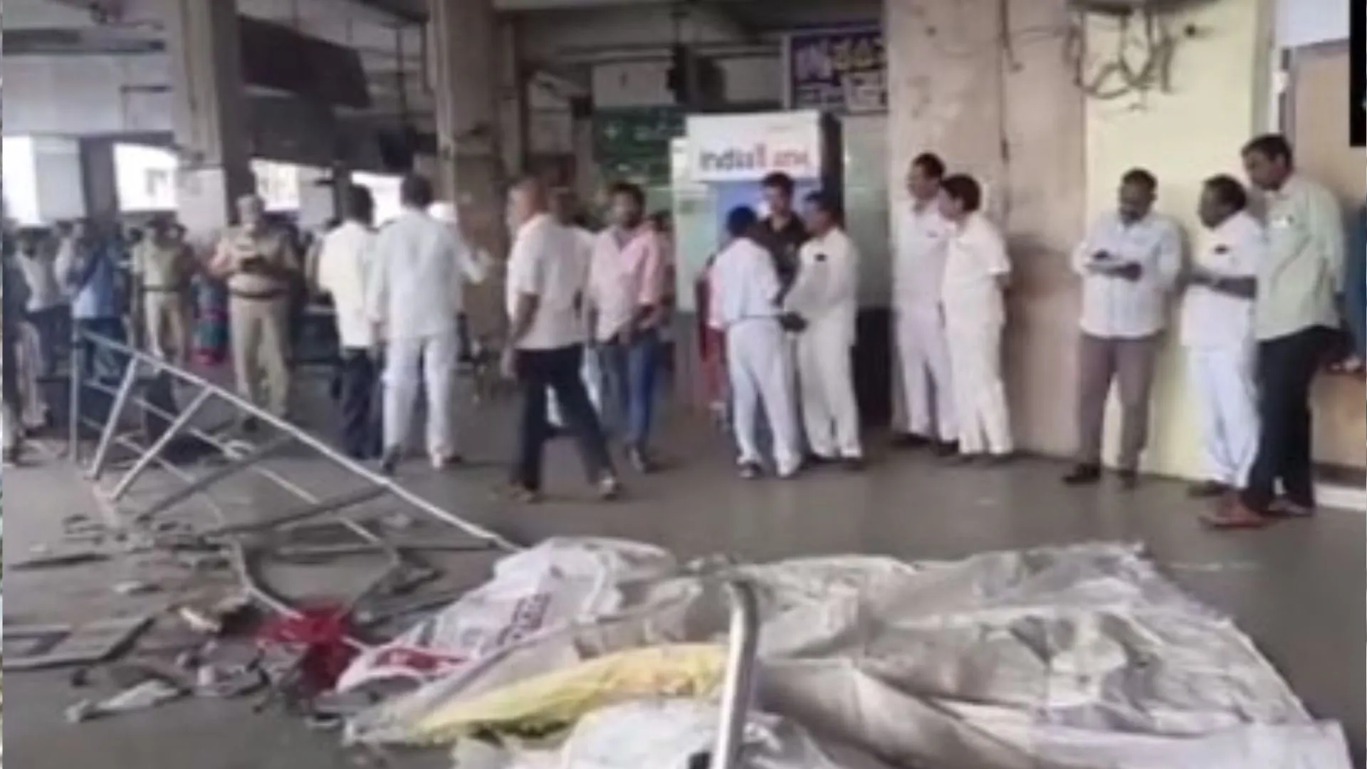 आंध्र प्रदेश : बस प्लेटफॉर्म से टकराई, तीन की मौत, सीएम ने 10 लाख रु मुआवजे का किया ऐलान