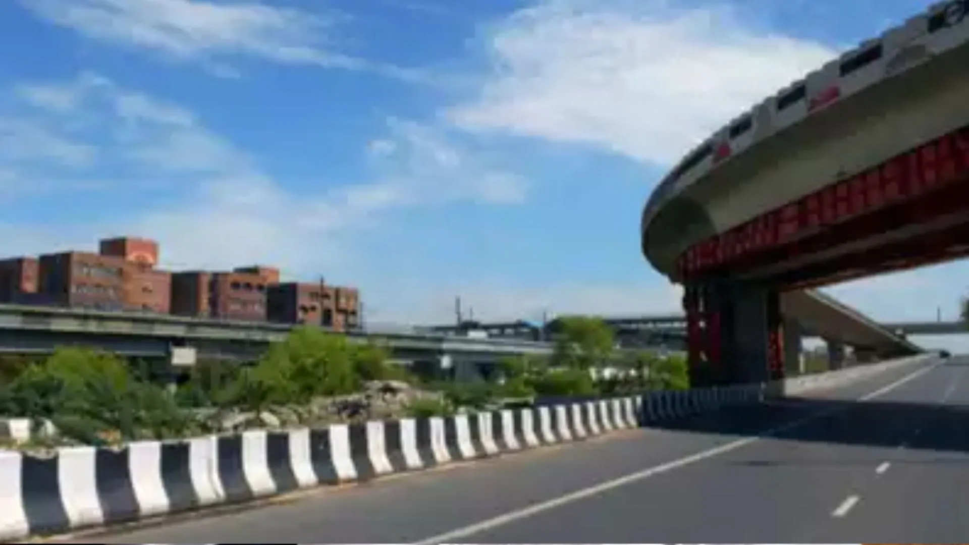 दिल्ली में साफ-नीला दिखा आसमान, वायु गुणवत्ता में आया और सुधार 