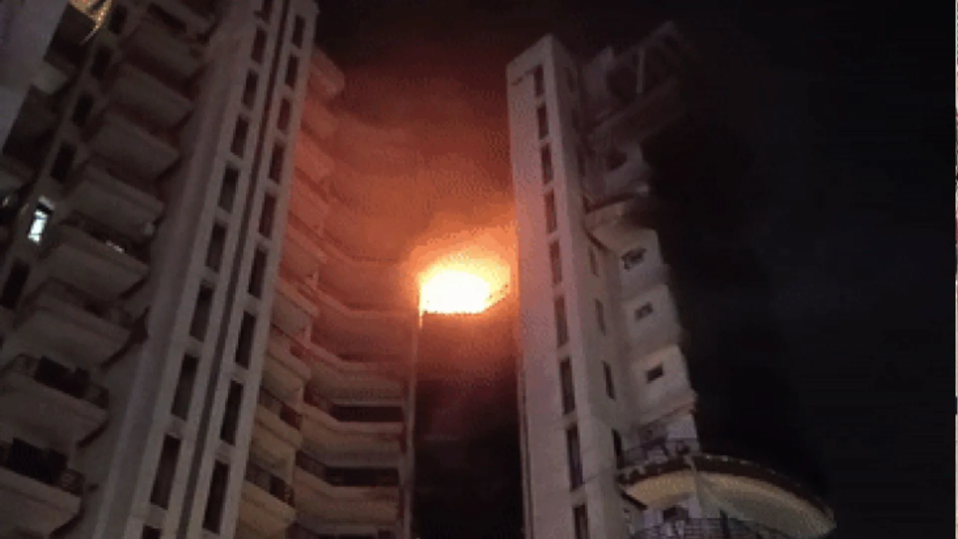 हरियाणा: सोनीपत में बहुमंजिला इमारत में लगी आग, साड़ी-बेडशीट के सहारे नीचे उतरे लोग