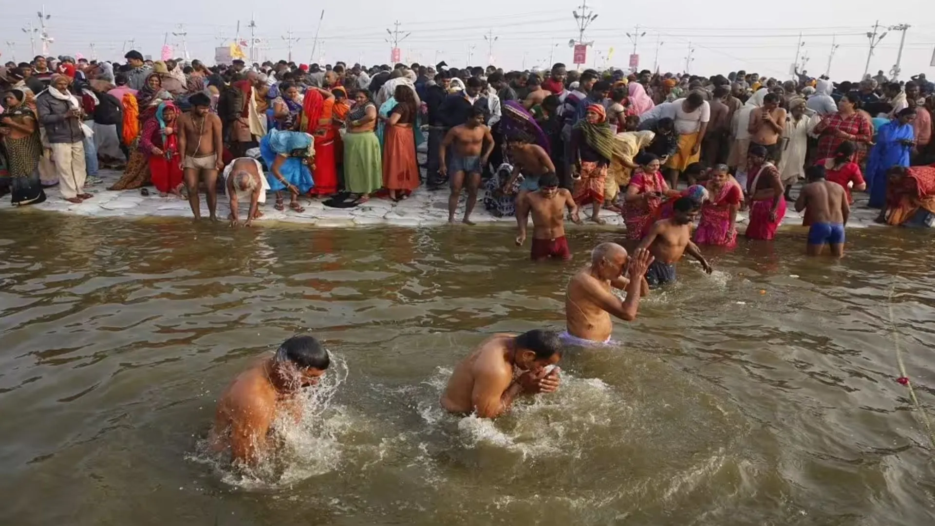  मथुरा: मोक्ष प्राप्ति की आशा में भाई-बहन साथ करते हैं यमुना में स्नान