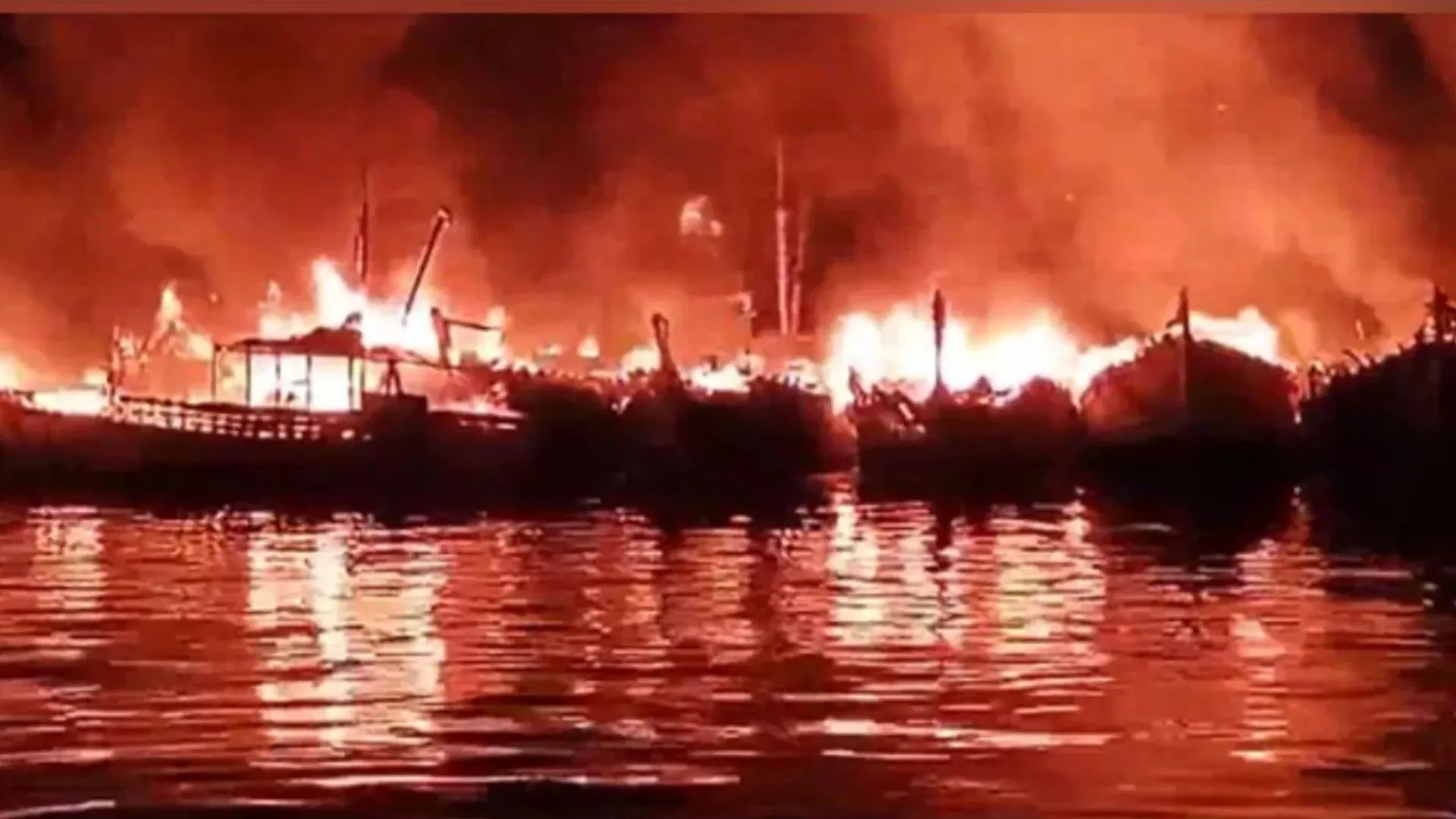 विशाखापत्तनम में आग लगने से 40 नौका जलकर खाक, मछली पकड़ने वाली थीं नौकाएं 