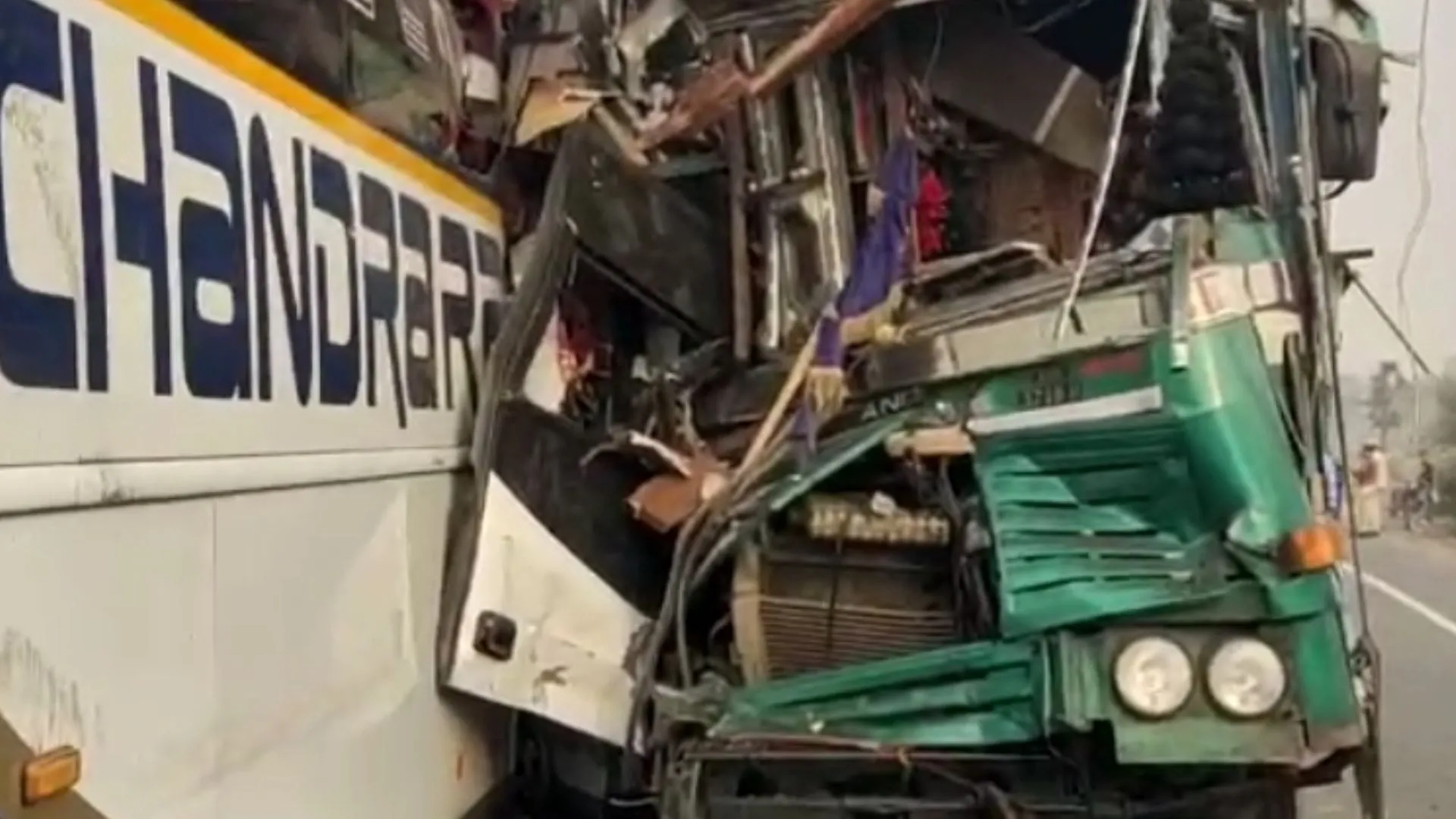 गुजरात में राजमार्ग पर बस दुर्घटना में चार यात्रियों की मौत, 11 घायल 