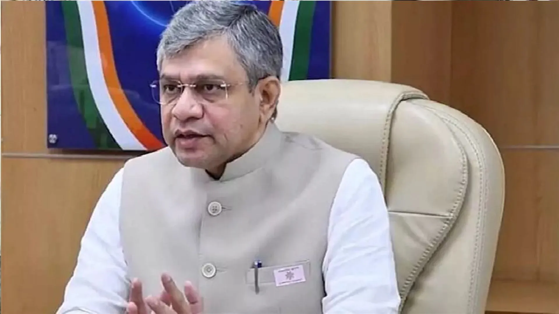 सोशल मीडिया मंचों के प्रतिनिधियों से मिले अश्विनी वैष्णव, कहा- ‘डीपफेक’ से निपटने के लिए नए नियम लाएंगे