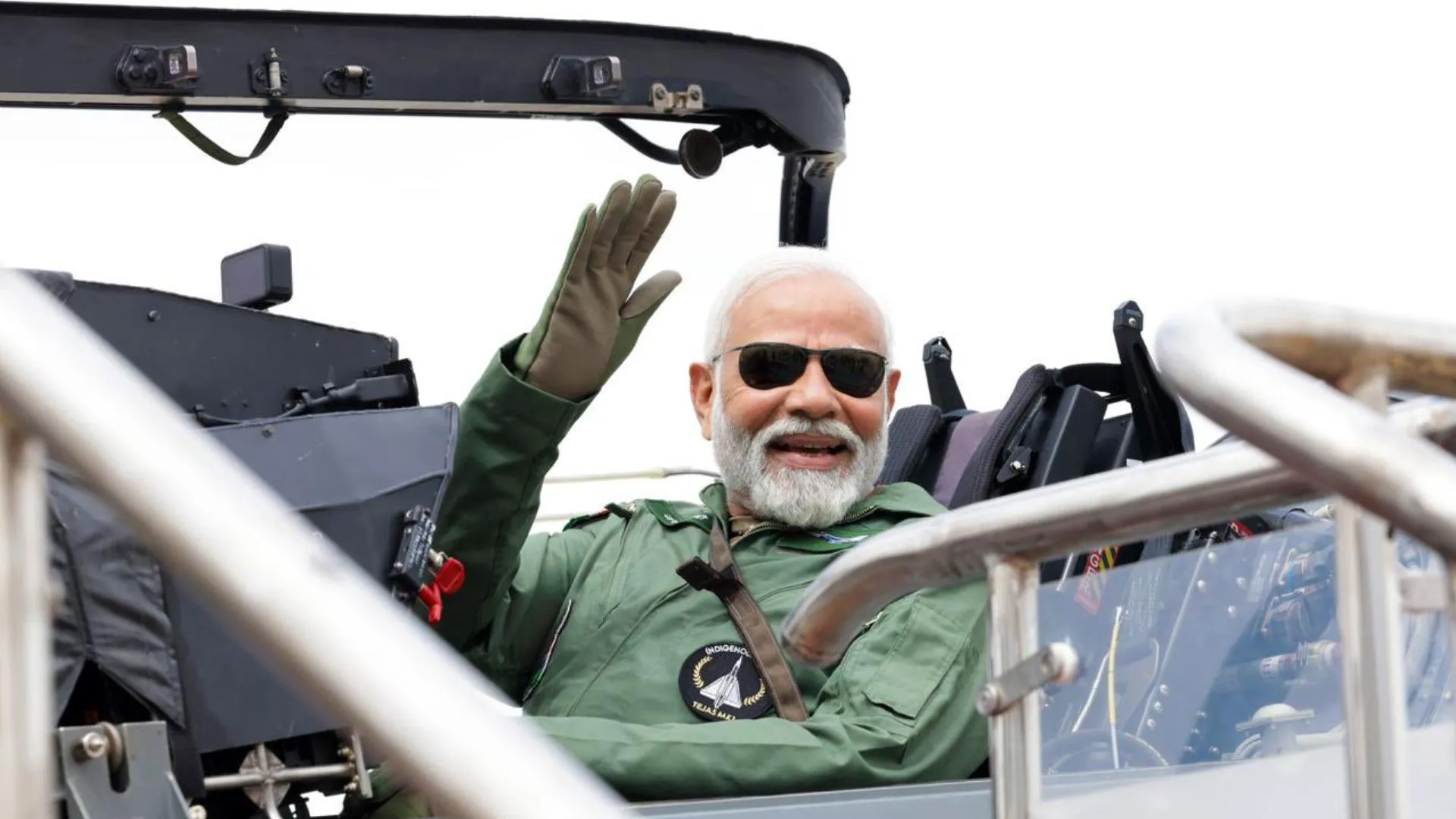प्रधानमंत्री मोदी ने तेजस लड़ाकू विमान में भरी उड़ान, तस्वीर शेयर कर कही ये बात