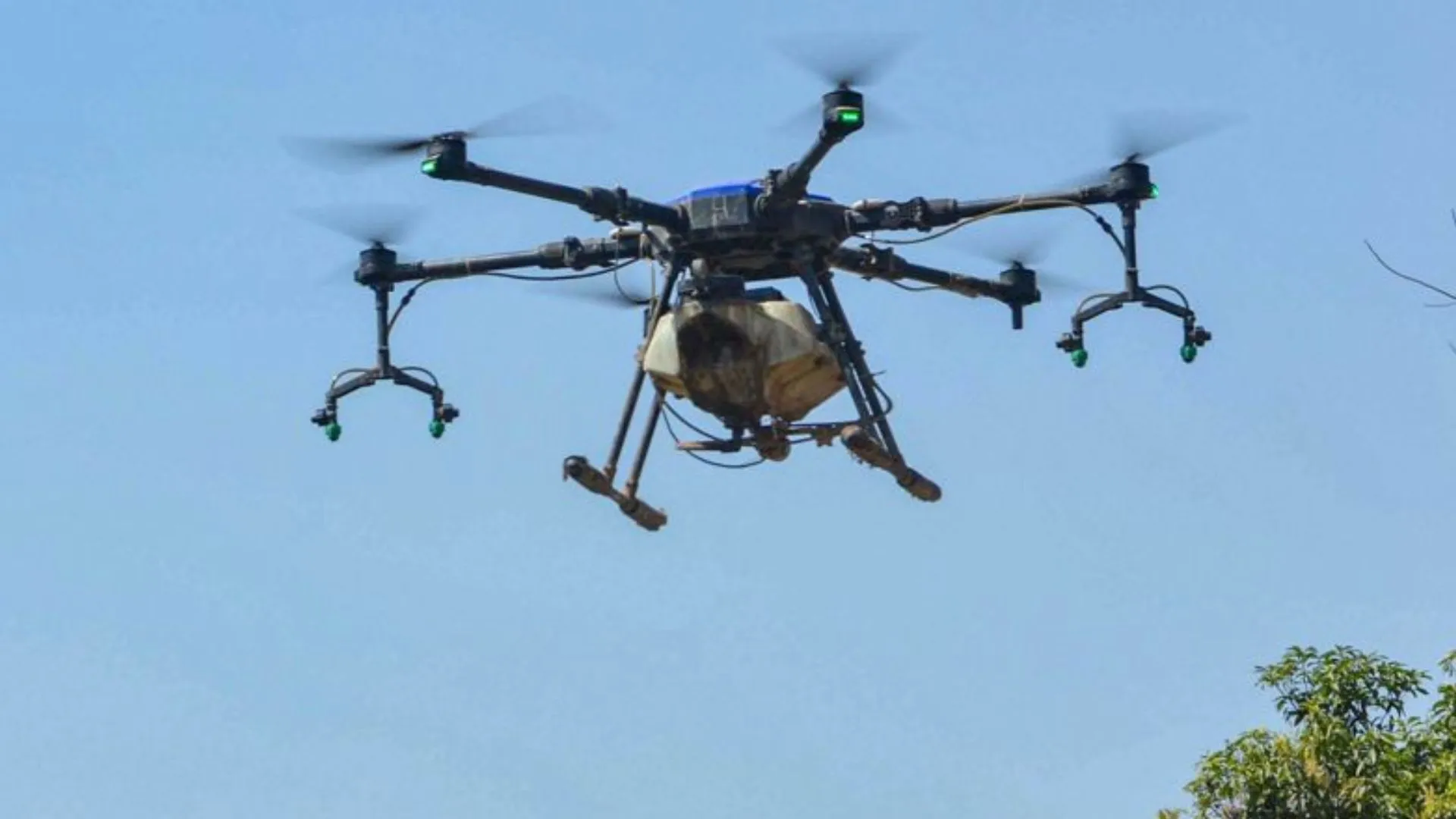 BSF ने पाकिस्तानी ड्रोन की गतिविधियों को किया विफल, कई हथियार समेत 5.3 किलो हेरोइन बरामद