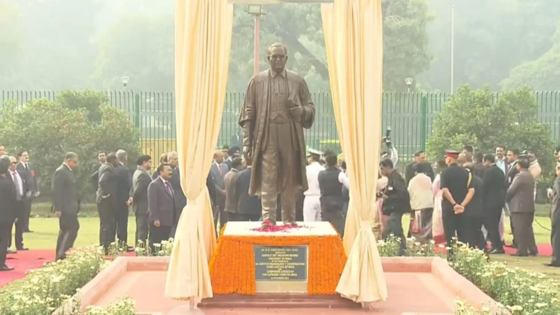 राष्ट्रपति द्रौपदी मुर्मू ने संविधान दिवस पर सुप्रीम कोर्ट में अंबेडकर की प्रतिमा का किया अनावरण 