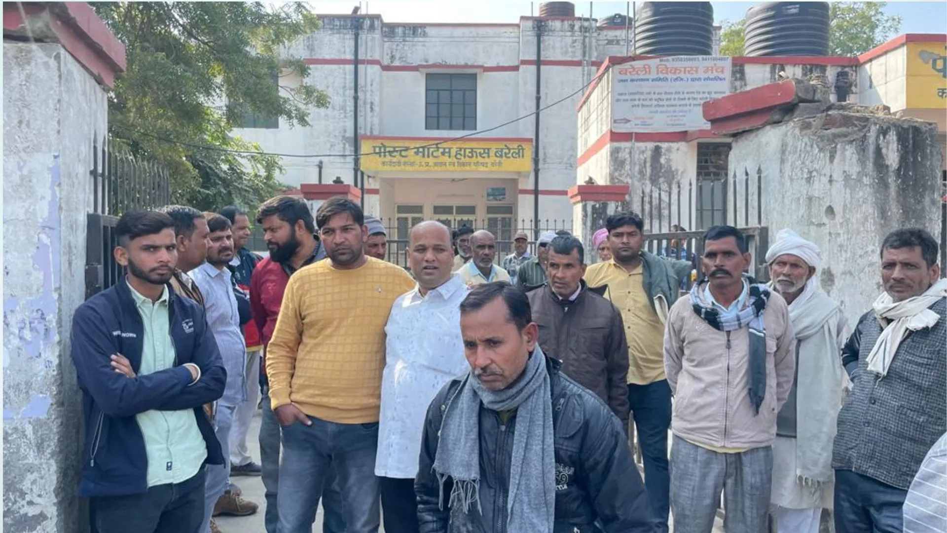 बरेली: अपनी शादी का कार्ड देकर लौट रहे शिक्षक और भाई की सड़क हादसे में मौत