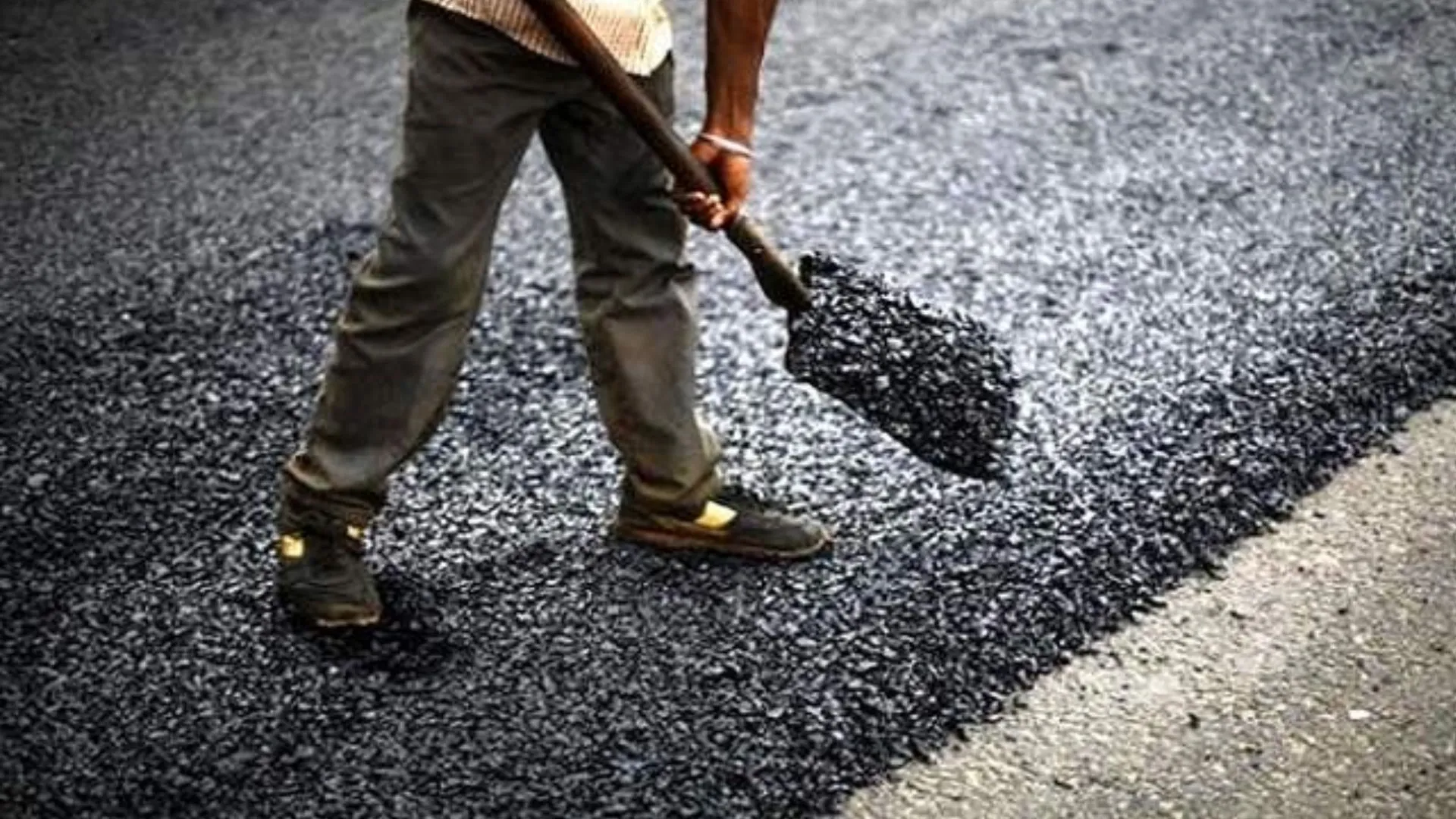 बरेली: सड़क निर्माण कर रहे कर्मचारियों पर हमला, मशीन भी फेंकी