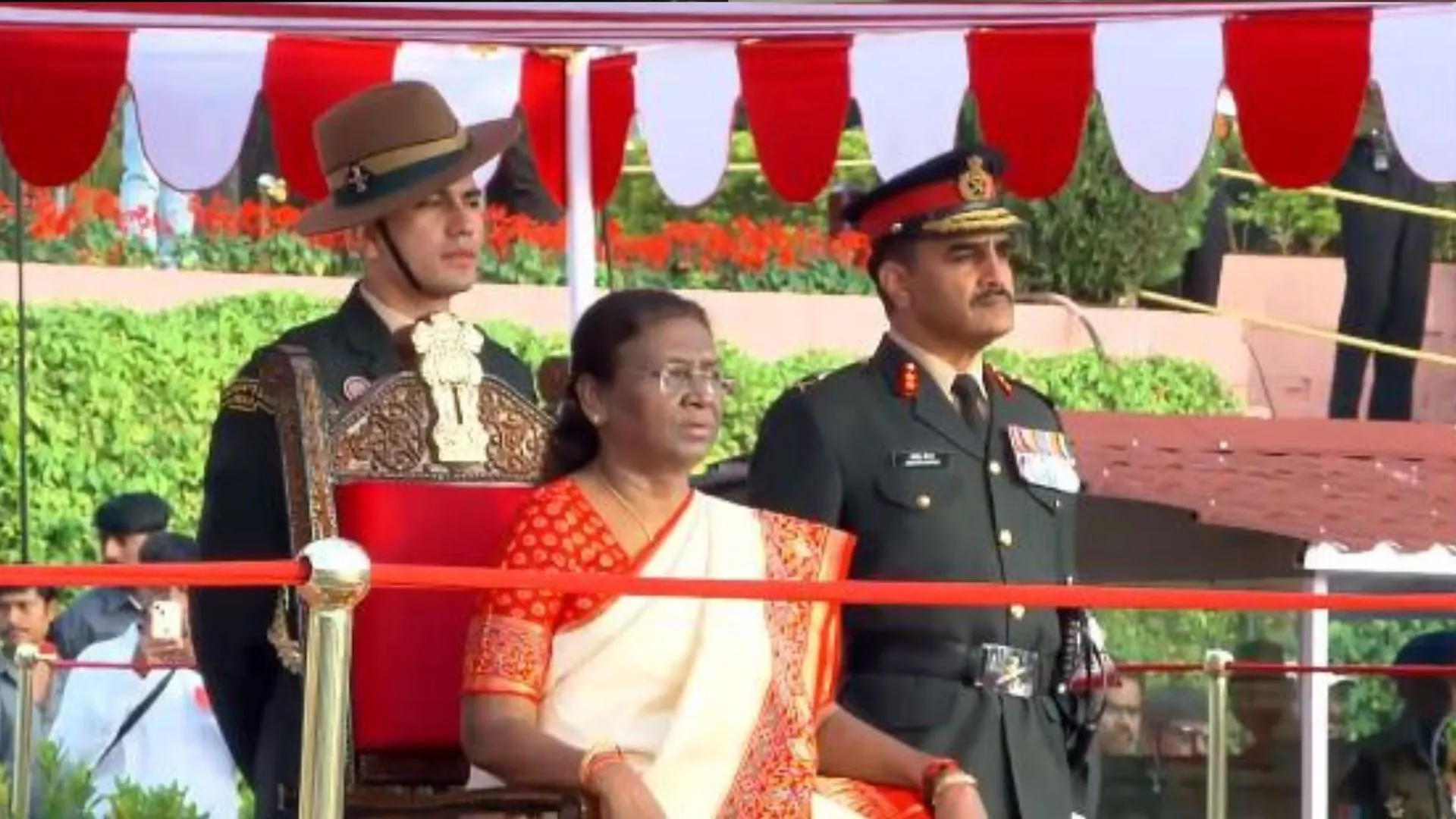 राष्ट्रपति मुर्मू ने एनडीए पासिंग आउट परेड का किया निरीक्षण, महिला कैडेट के पहले बैच की भागीदारी की सराहना की 