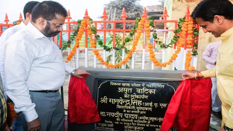 मुरादाबाद: गोवंश संरक्षण के लिए प्रधानों ने सौंपा 11 लाख का चेक