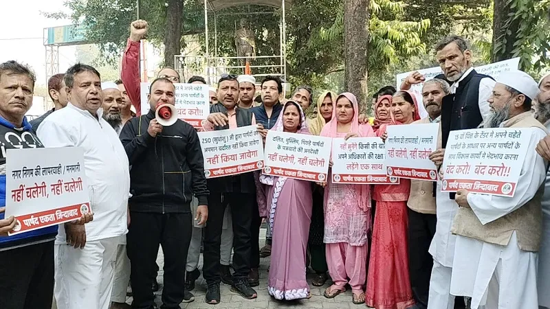 मुरादाबाद: पार्षदों ने उपेक्षा के विरोध में किया प्रदर्शन, नगर आयुक्त को सौंपा ज्ञापन 