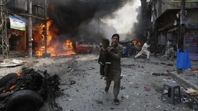 पाकिस्तान में पुलिस के गश्ती दल के पास धमाका, दो पुलिसकर्मी समेत पांच लोगों की मौत, 24 घायल