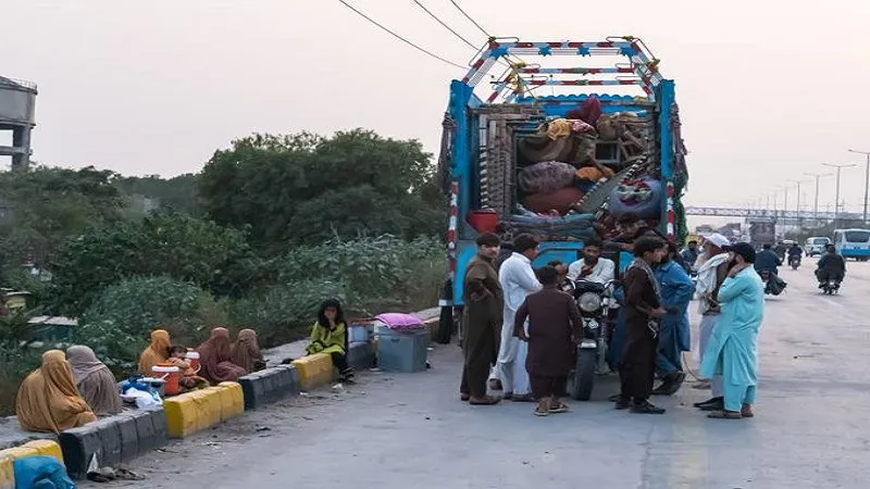 पाकिस्तान में लाखों की संपत्ति, फिर क्यो खाली हाथ देश छोड़ने को मजबूर अफगान शरणार्थी?