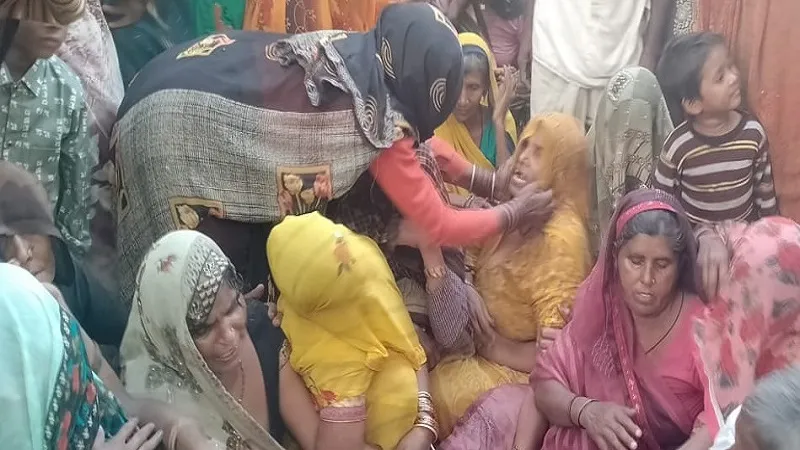 संभल: हाईटेंशन लाइन के करंट से किसान की मौत, खेत पर पेड़ काटते वक्त हादसा