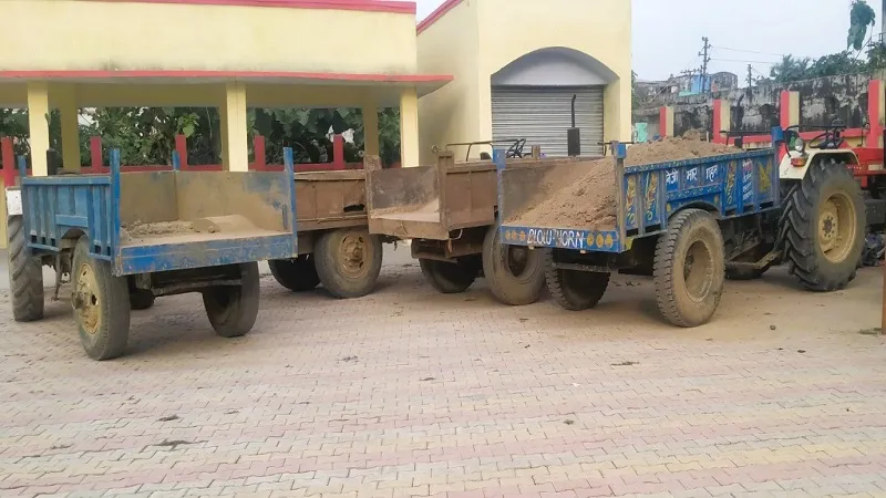 मुरादाबाद:  अवैध खनन में पकड़ी गईं पांच ट्रैक्टर-ट्राली सीज