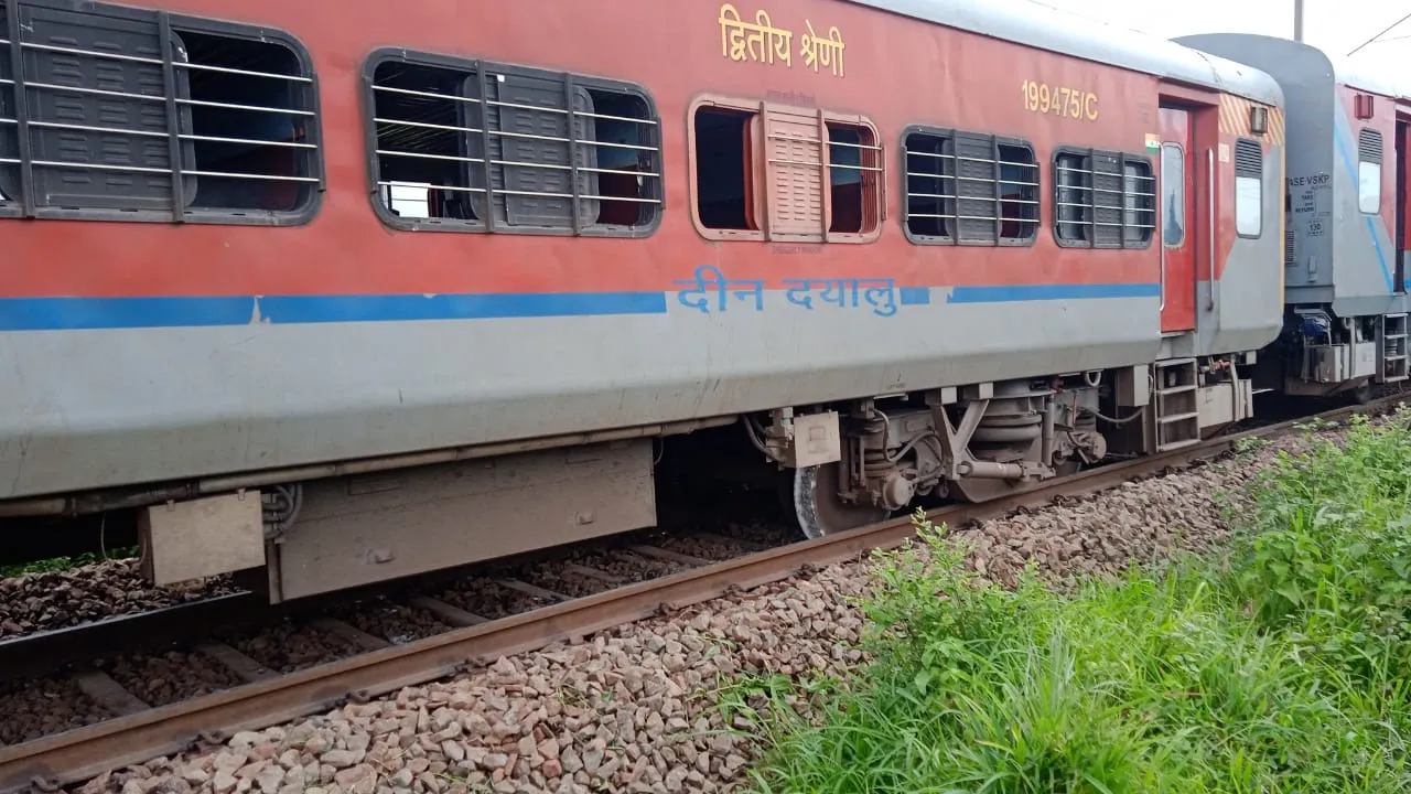 ओडिशा: मवेशी से टकराने के बाद ट्रेन पटरी से उतरी