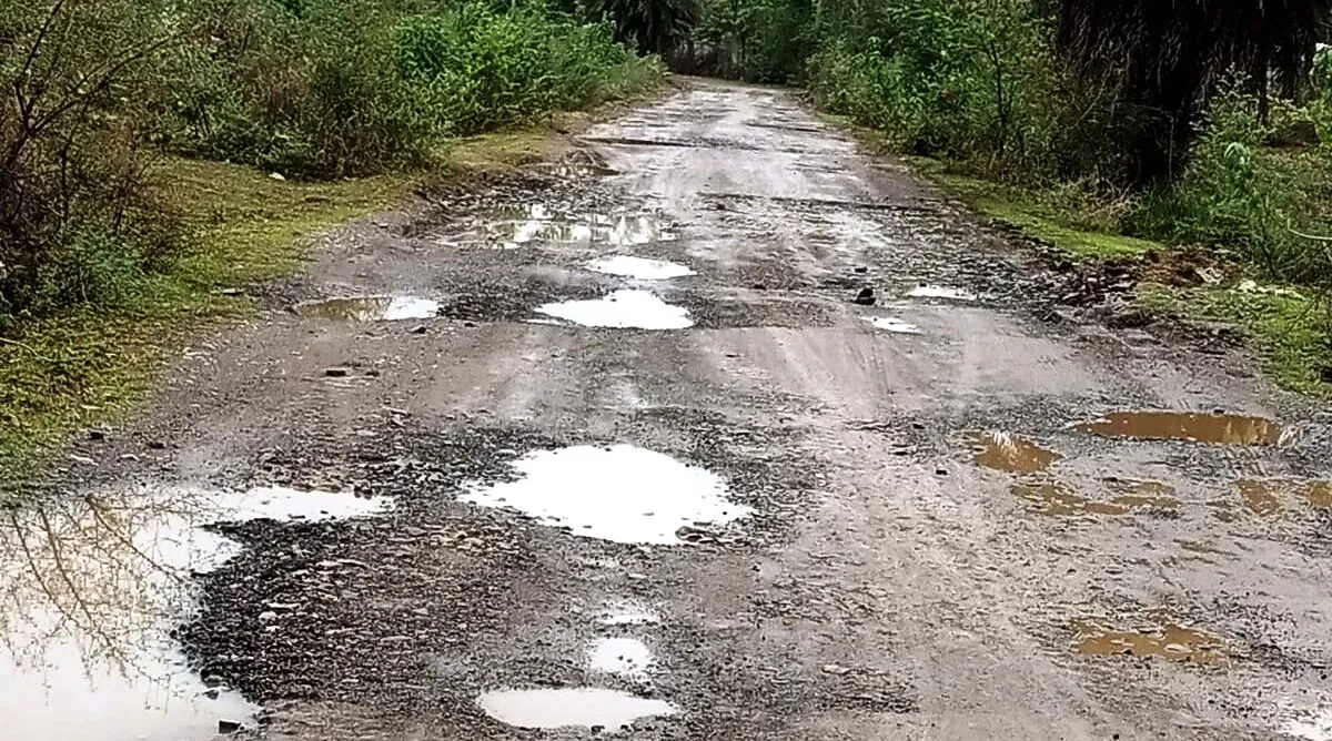 नैनीताल: विधायक के गांव की सड़क भी खस्ताहाल, कभी भी हो सकता है हादसा 