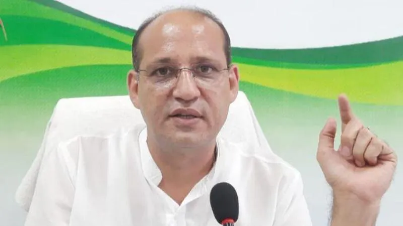 हल्द्वानी: पॉलिटिकल स्टंट : नेता थे, स्कूटर पर रिपोर्टर बन गए दीपक बल्यूटिया