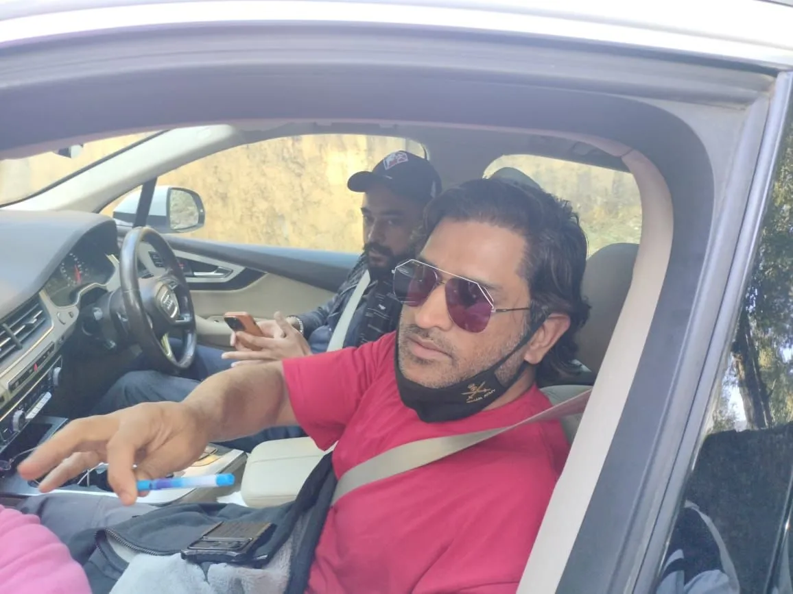 नैनीताल: जब जाम में फंसे धोनी तो फैंस के आए मजे...धोनी को कहना पड़ा जाने दो...