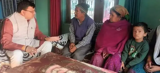 मुख्यमंत्री धामी ने टनल में फंसे श्रमिक के परिजनों से की मुलाकात, बंधाया ढाढस