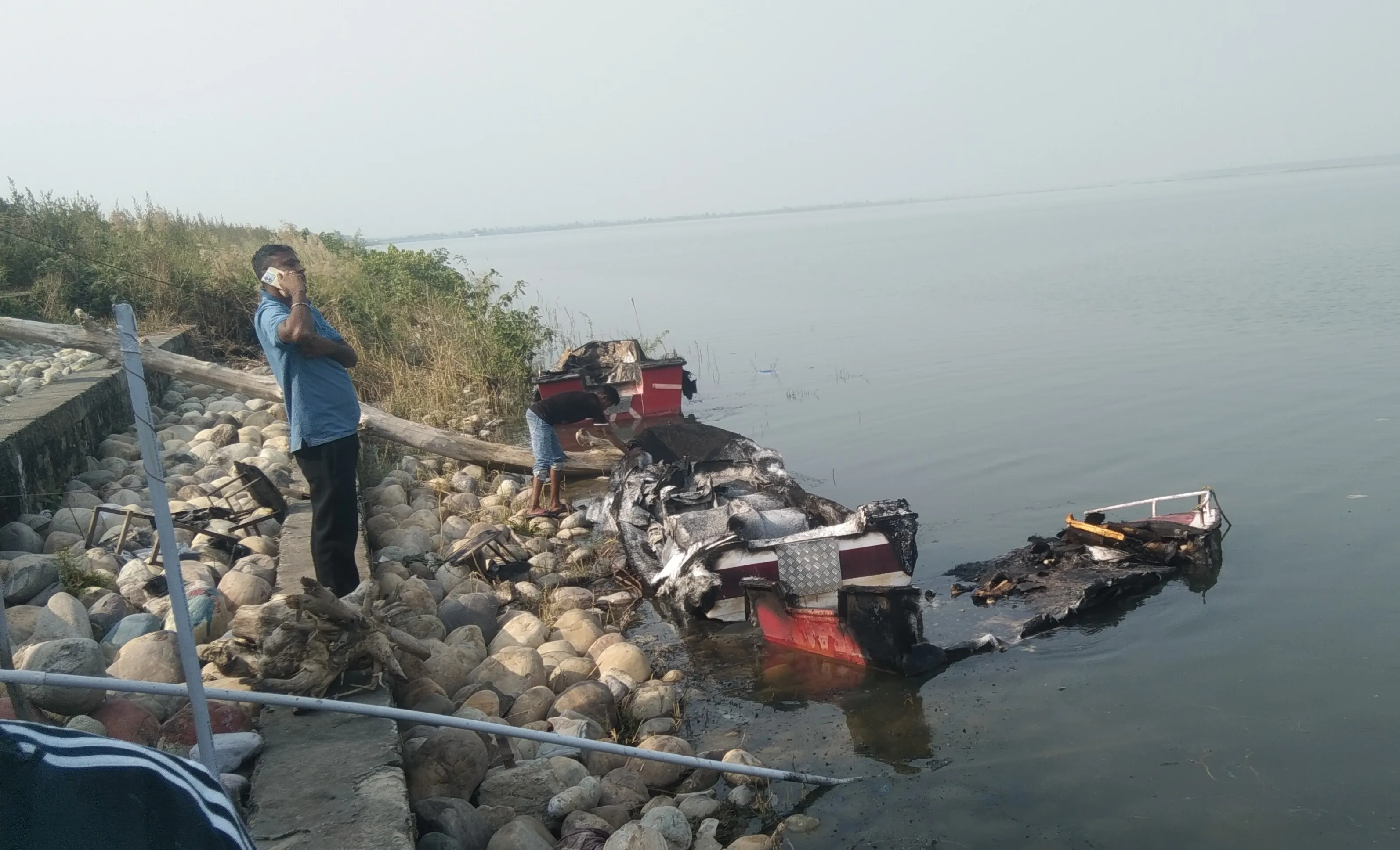 नानकमत्ता: हथियारों से लैस नकाबपोशों ने मोटर बोटों को लगाई आग