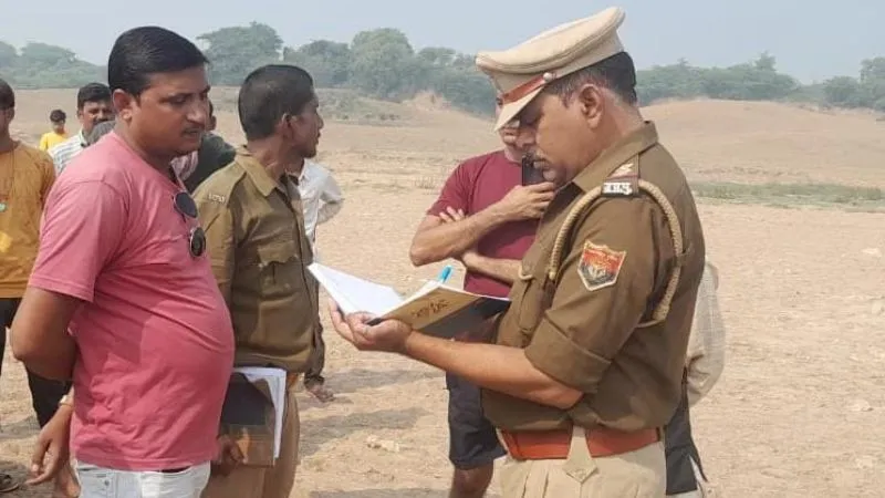 Jalaun News: बेतवा नदी किनारे मौरंग में दबा मिला संविदाकर्मी का शव, एक सप्ताह से था लापता