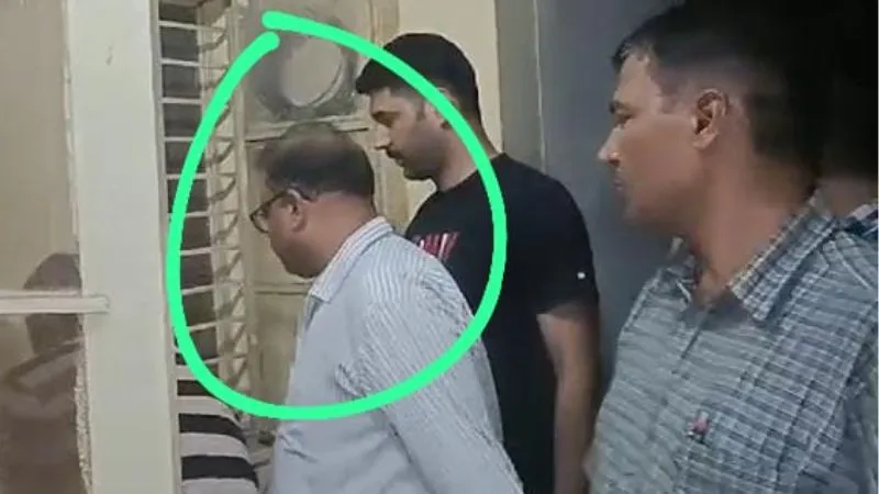 Jalaun News: BSNL ऑफिस के एजीएम 20 हजार रुपये की रिश्वत लेते गिरफ्तार, फ्रेंचाइजी देने के बदले मांगे थे पैसे