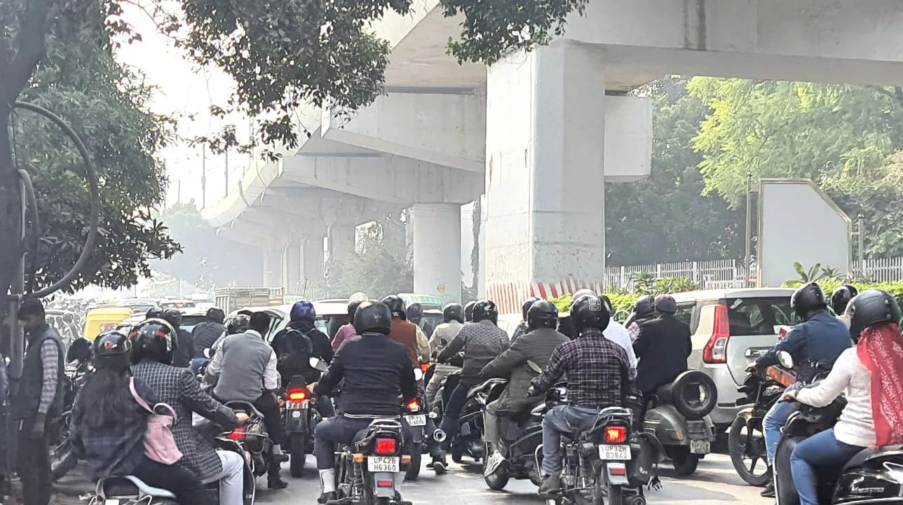 विधानसभा शीतकालीन सत्र: नहीं दिखा रूट डायवर्जन का असर, कई मार्गों पर दिखा भीषण जाम, ई रिक्शा व आटो चालकों की दिखी मनमानी