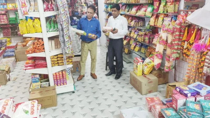 Kannauj News: रिलायंस और विशाल मेगा मार्ट में खाद्य विभाग का छापा, हलाल प्रमाणित उत्पादों की तलाश