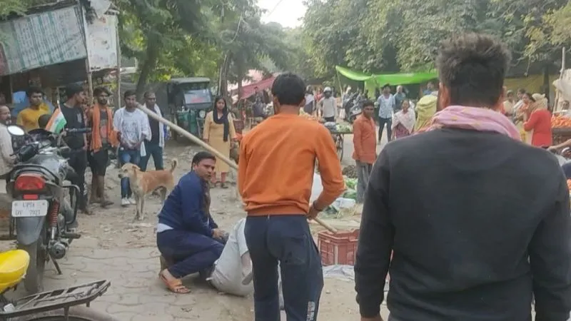 Kanpur News: दो सब्जी विक्रेताओं के बीच मारपीट… एक को गिरा-गिराकर पीटा, महिला को भी नहीं बख्शा, देखें- VIDEO