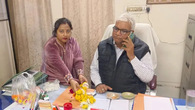 Kanpur News: सुनवाई न होने पर पार्षद ने उतारी अभियंता की आरती… प्रसाद और फूल भी चढ़ाया, Video Viral