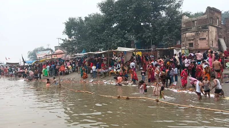 Kartik Purnima 2023: कार्तिक पूर्णिमा पर घाटों में श्रद्धालु लगा रहे आस्था की डुबकी, पुलिस-प्रशासन मुस्तैद