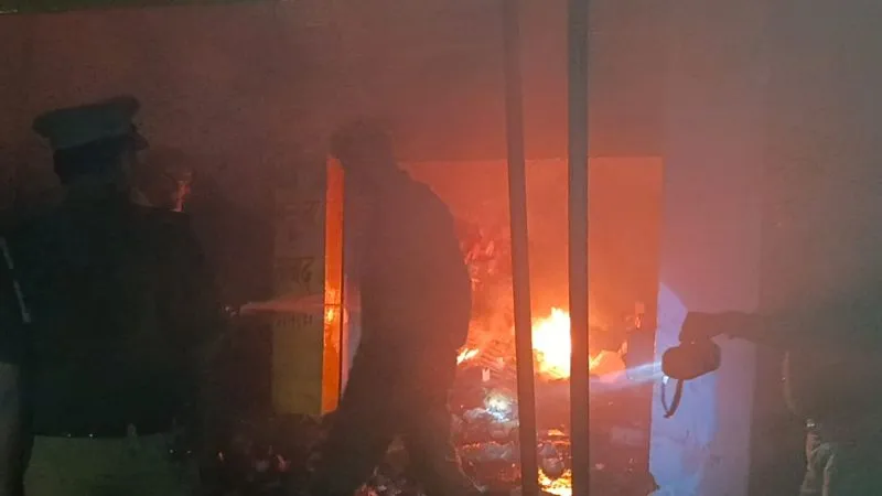 Kanpur Dehat Fire: फुटवियर दुकान में लगी आग, बगल में रेडीमेड शॉप में धुंआ घुसने से लाखों का हुआ नुकसान