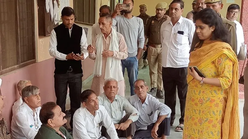 Kanpur Dehat News: SDM कोर्ट के बाहर धरने पर बैठे अधिवक्ता... हंगामे की स्थिति को देख पहुंची पुलिस