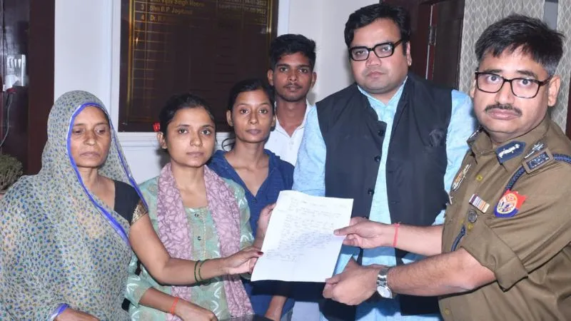 UP: पुलिस कमिश्नर दफ्तर पहुंची किसान की बेटी, बोली- आरोपी BJP नेता की गिरफ्तारी नहीं हुई… काली दीपावली मनाने की घोषणा