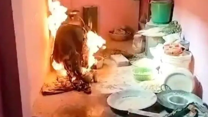 Fire In Kanpur: मकान में सिलेंडर से लगी आग… धुआं उठता देख मची अफरा-तफरी, दमकल ने पाया काबू