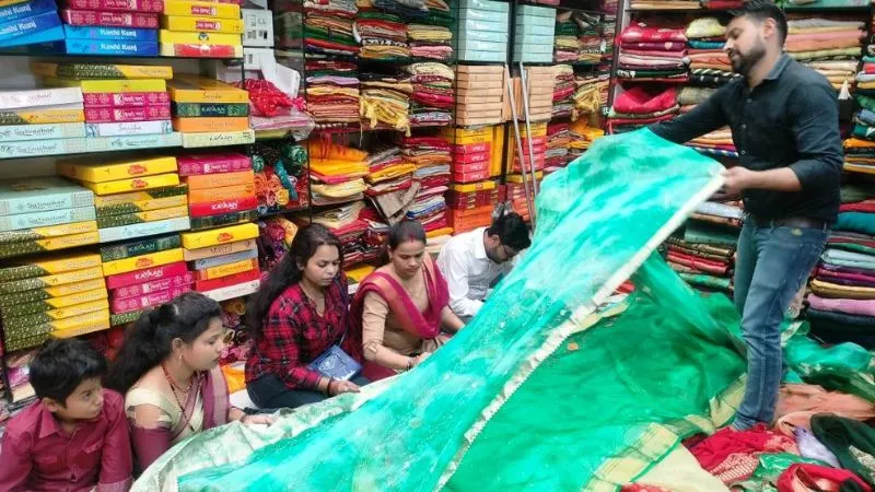 Karwa Chauth 2023: सजना के लिए सजने और करवा चौथ को लेकर महिलाओं में उत्साह, बाजारों में भीड़
