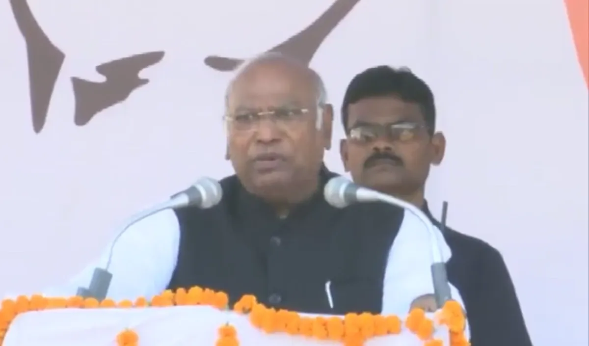 'भाजपा के पास कोई नीति नहीं, कांग्रेस की गारंटी की नकल की', खड़गे का आरोप