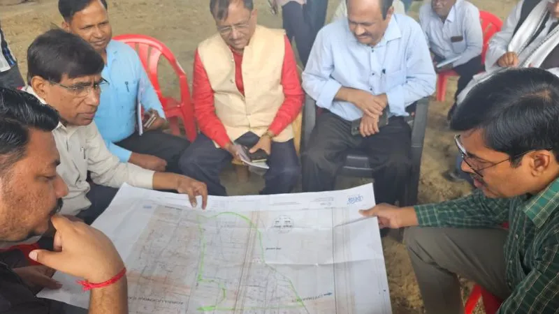 Mahoba News: एडीएम और भू अर्जन अधिकारी की टीम ने सौ हेक्टेयर भूमि का किया सर्वे 