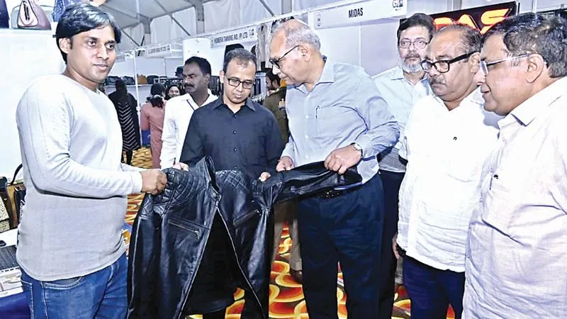 Motijheel Leather Mela: कानपुर में लगा लेदर मेला, खास है शहर का चमड़ा उत्पाद