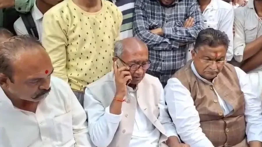 मध्य प्रदेश : भाजपा प्रत्याशी की गिरफ्तारी की मांग को लेकर दिग्विजय का धरना दूसरे दिन भी जारी 