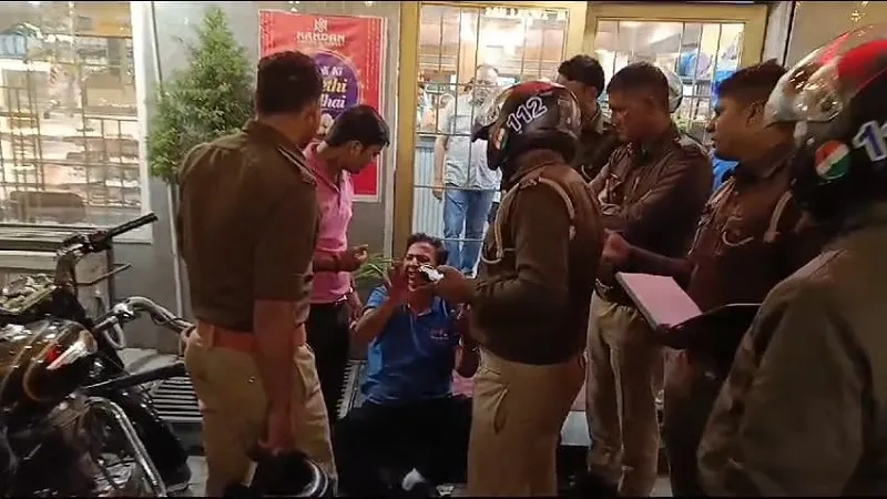 मुरादाबाद: स्टाफ ने धक्के देकर बाहर निकाला फिर डंडों से मारा, मंचूरियन पर हुआ बवाल