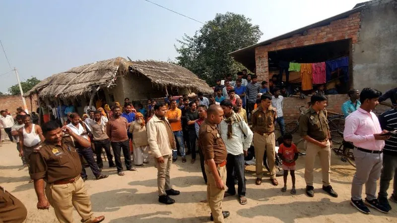 Unnao News: किशोरी के घर में संदिग्ध परिस्थिति में लटका मिला युवक का शव, परिजनों ने लगाया हत्या का आरोप