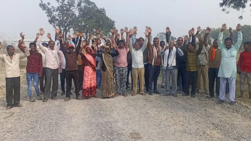 Kanpur News: चयनित भूमि पर कब्जा लेने गई NHI टीम बैरंग लौटी, किसानों ने नारेबाजी कर किया हंगामा